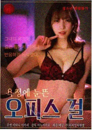 看书网写作技法配图：夜间台灯下的阅读笔记本